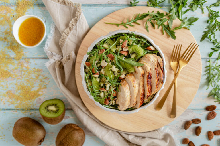 Salada de bulgur com rúcula, frango, kiwi e amêndoas