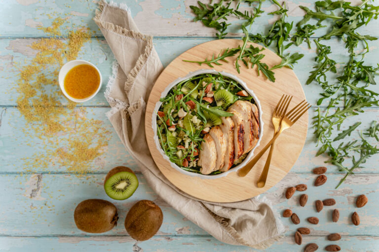 Salada de bulgur com rúcula, frango, kiwi e amêndoas