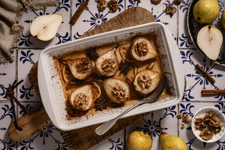 Pêras assadas com especiarias, mel e nozes
