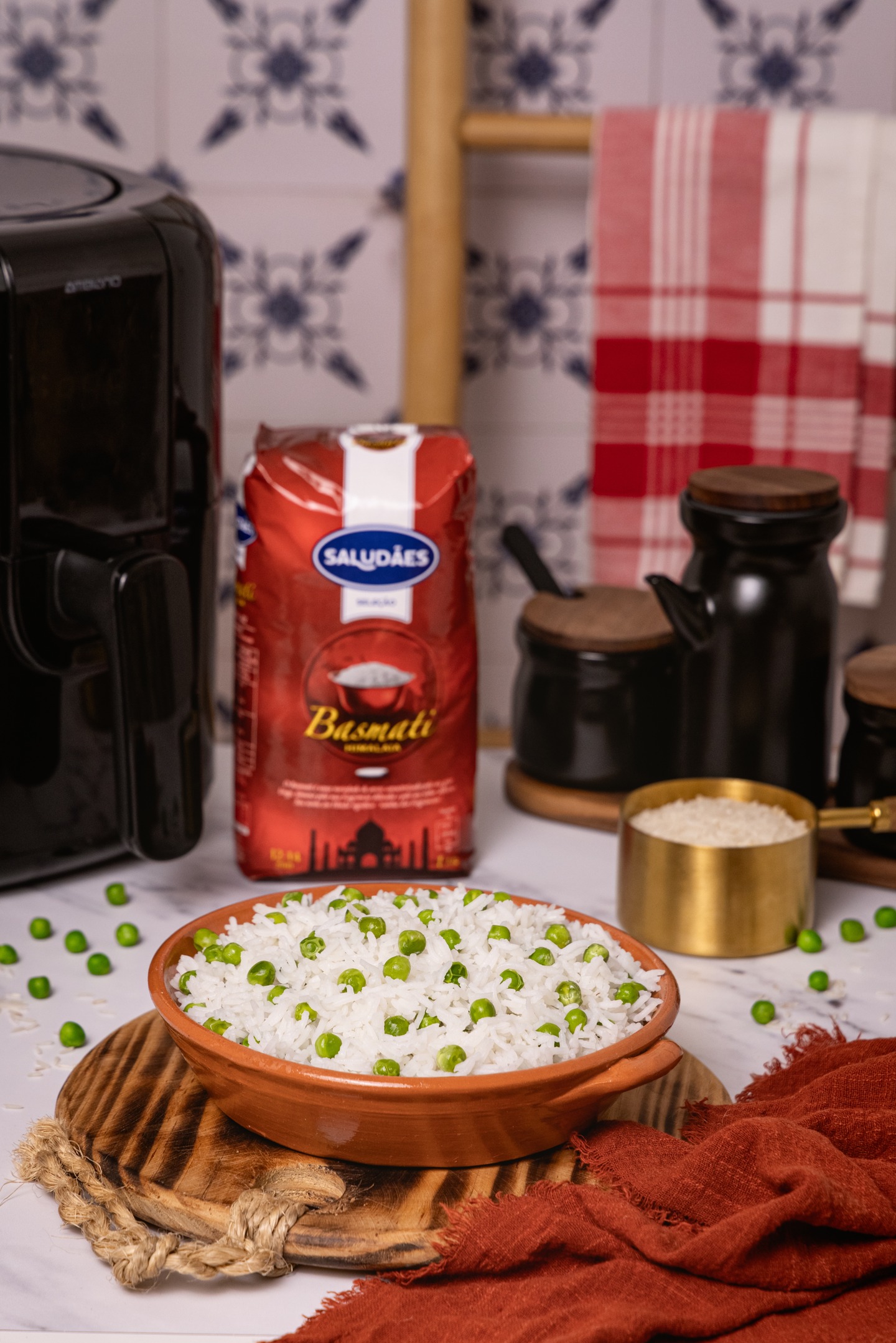 {Arroz na airfryer}
Receitas com airfryer? Temos! E acham que já viram de tudo feito na airfryer? Preparem-se, porque hoje vamos a uma sugestão que certamente nunca se lembrariam. 
Fui desafiado pelo @arrozsaludaes a descobrir como fazer arroz na airfryer.  Sim, arroz! E, espantem-se, funciona e é muito mais fácil do que parece.