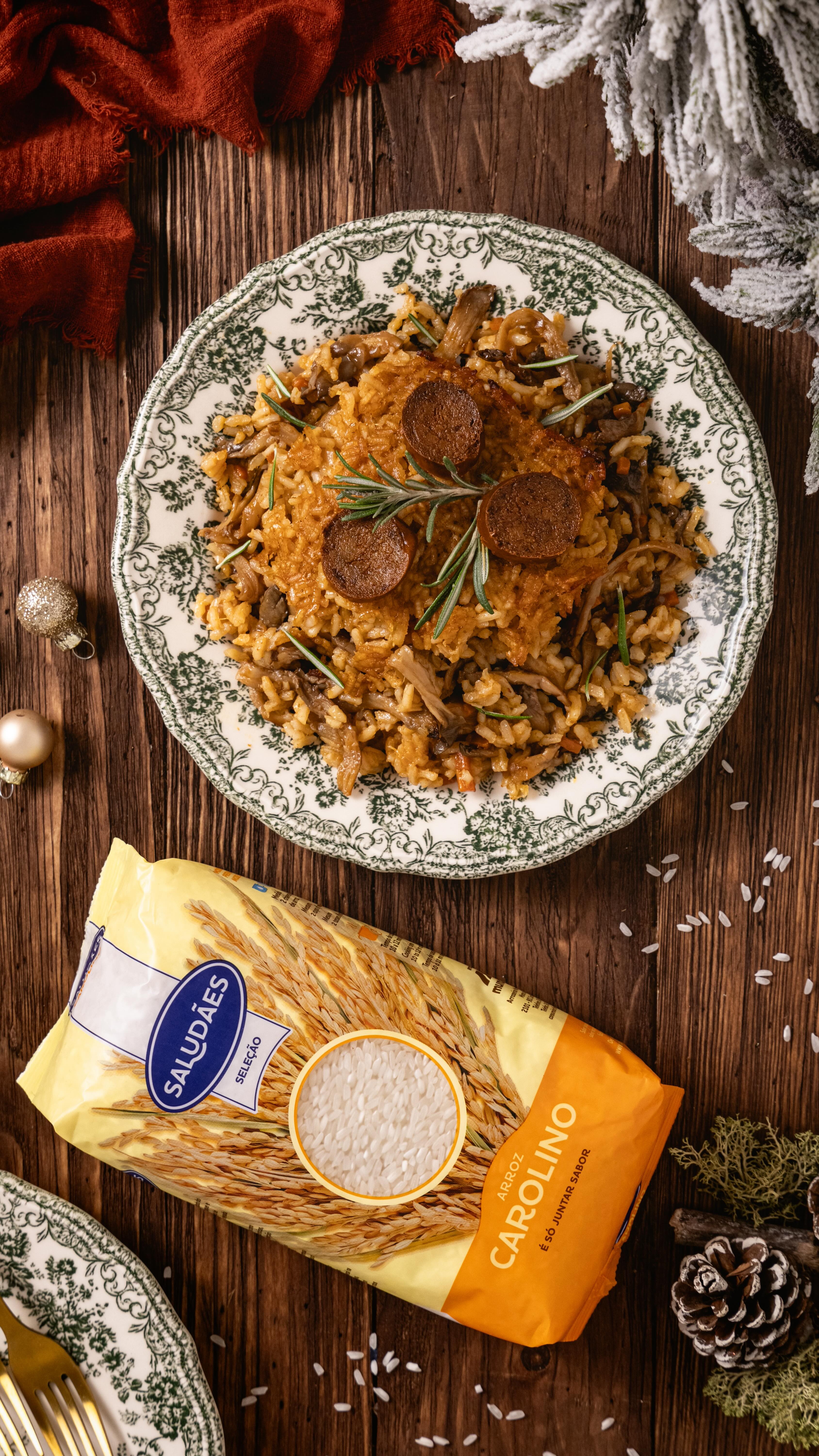 {Arroz de pato fingido}
O Natal é muito mais do que presentes e decorações: é um momento de união e partilha, especialmente à mesa. E porque há cada vez mais que opte por não consumir carne, trago esta sugestão criativa que adapta um dos pratos mais tradicionais para que todos possam desfrutar.
Inspirado no clássico arroz de pato, esta versão vegetariana recria os sabores reconfortantes, mantendo todo o espírito natalício.