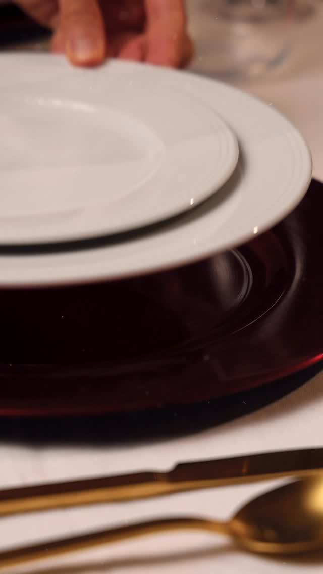 À mesa de Natal cabem mais do que pratos: cabem abraços, memórias e amor.
Os que estão enchem a casa de luz e algazarra; os que fisicamente já nos deixaram têm sempre um lugar reservado: nas conversas, nas lembranças e nos silêncios cúmplices.
Que esta mesa continue a ser sempre um lugar de encontros. Feliz Natal a todos!