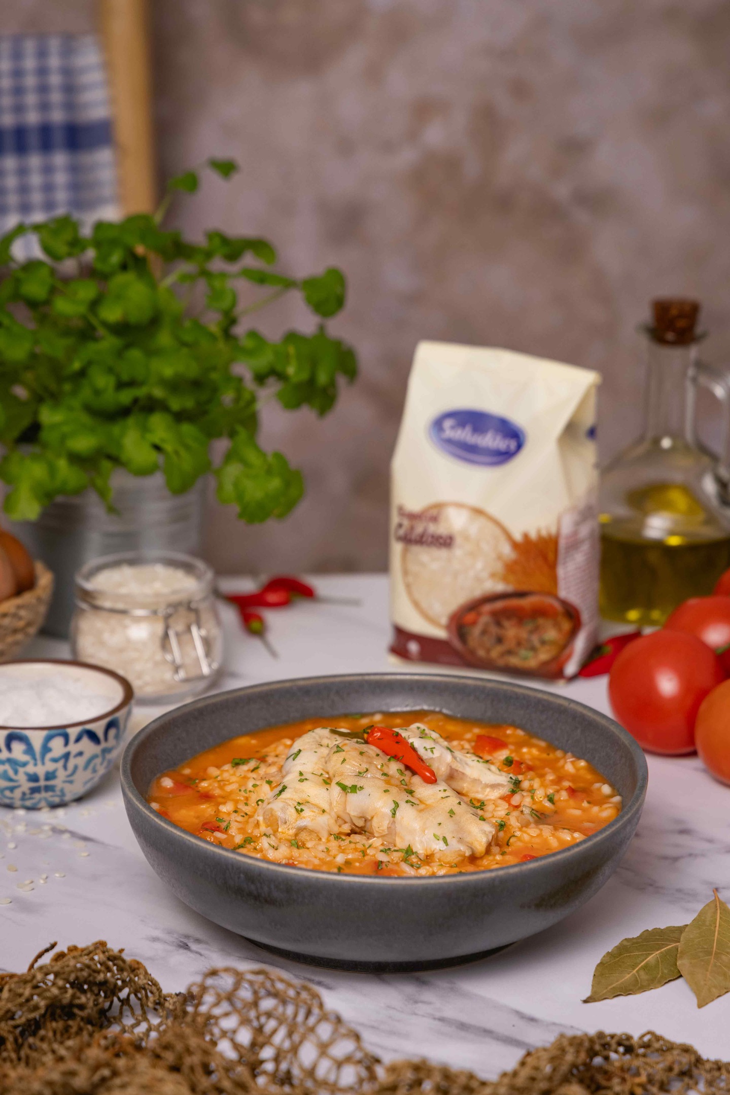 {Arroz de línguas de bacalhau}
Há mar e mar, há ir e voltar... e hoje uma receita pouco vista por aqui. Atualmente, as línguas de bacalhau são um ingrediente pouco usado nas nossas cozinhas. No entanto, funciona lindamente neste arroz caldoso bastante rico e aromático. É daqueles pratos simples, mas que impressionam. 
Ideal para um almoço de domingo em família ou para matar saudades dos sabores de antigamente. 
@arrozsaludaes como sempre.