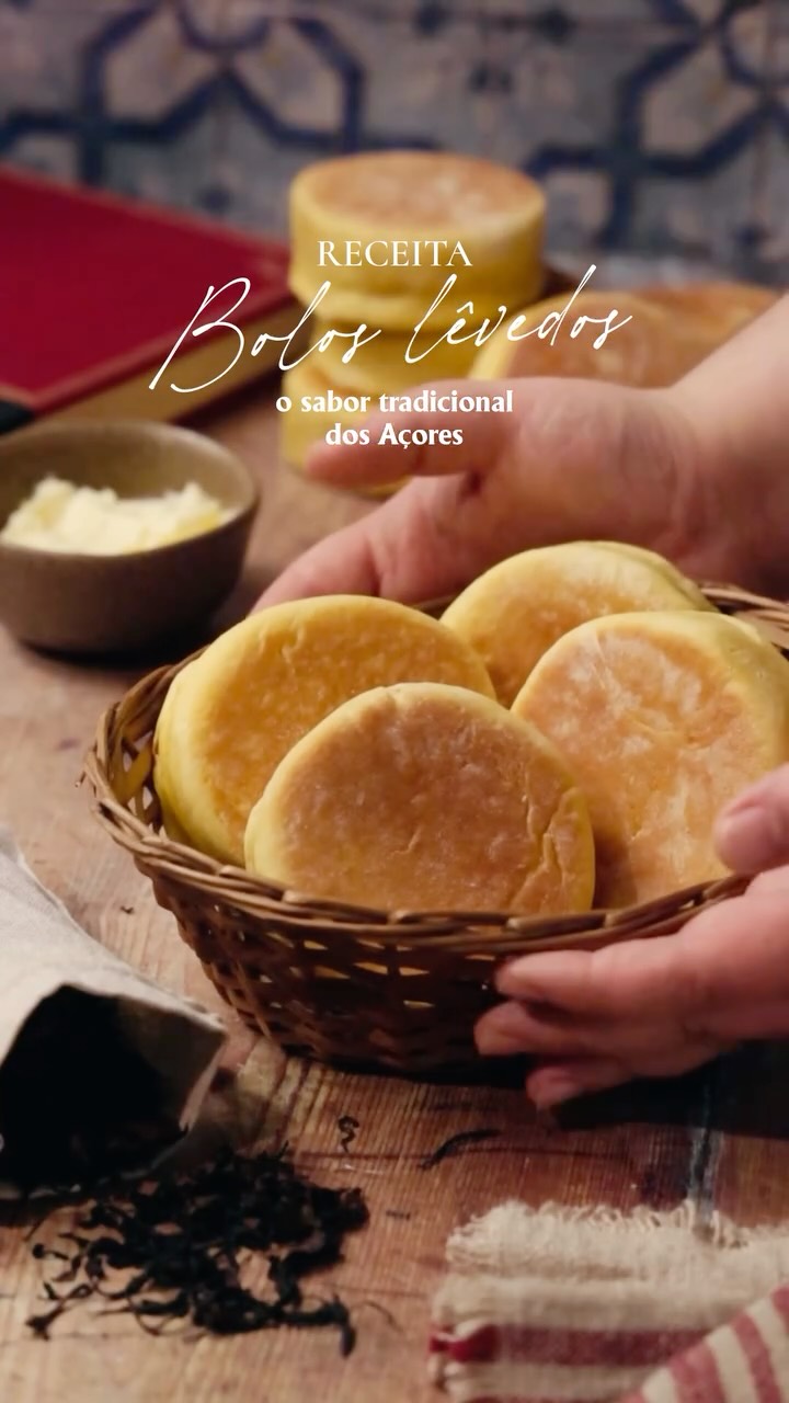 É possível resumir em vinte segundos tudo o que os Açores têm de bom? O chá acabado de fazer, a manteiga a derreter em cima de uns bolos lêvedos quentinhos. 
Que verdadeiro paraíso que nos calhou em sorte.