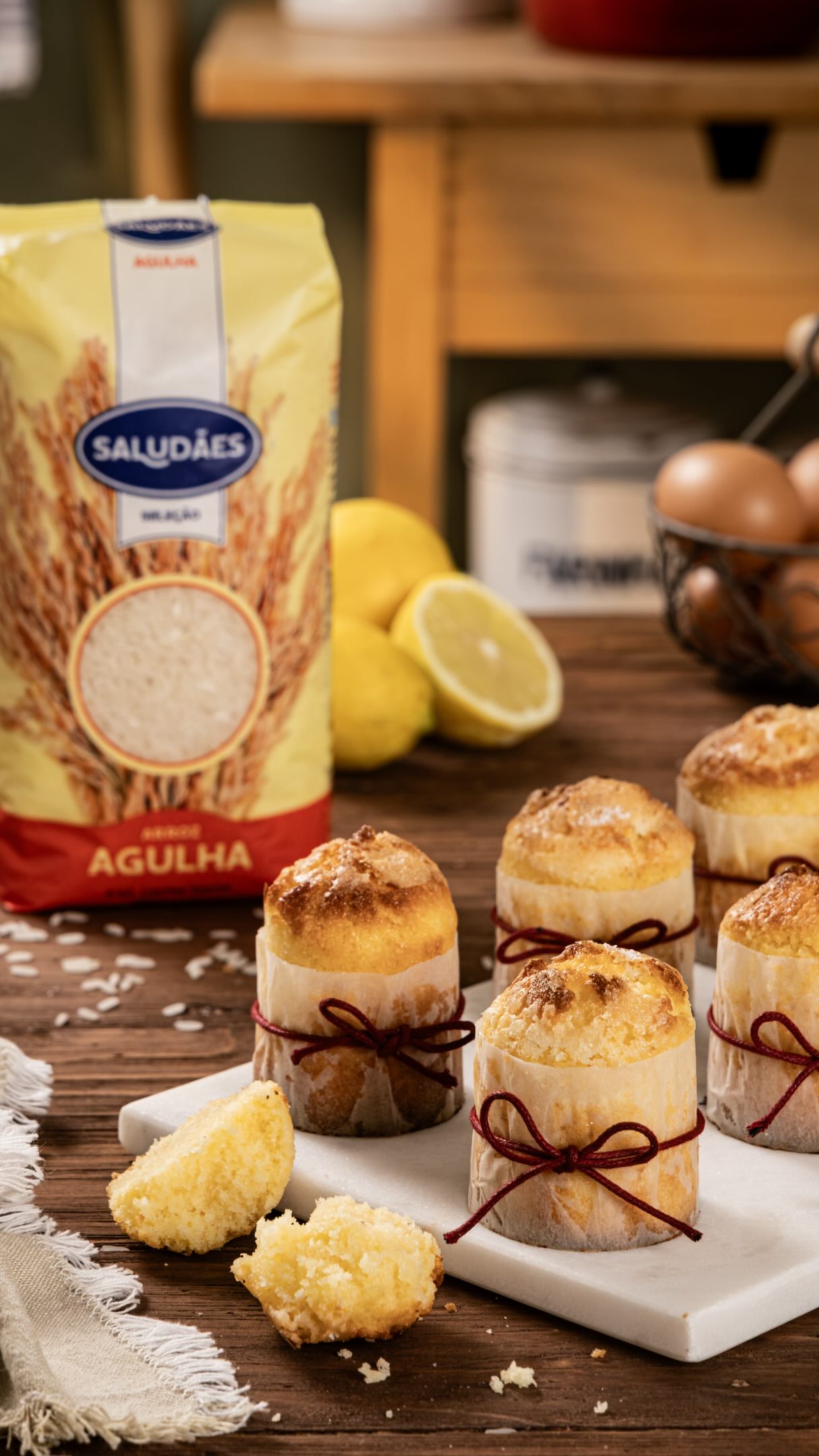 {Bolos de arroz}
Quem consegue resistir a um bom bolo de arroz? 
Macio por dentro, ligeiramente crocante por fora e com aquela cobertura  de açúcar que faz toda a diferença. 
Queres aprender a fazer aí em casa este clássico tal e qual como o da pastelaria do bairro? Comenta RECEITA e envio-te por mensagem privada.